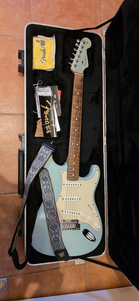 Guitare électrique Fender Stratocaster American FSR Daphne Blue
