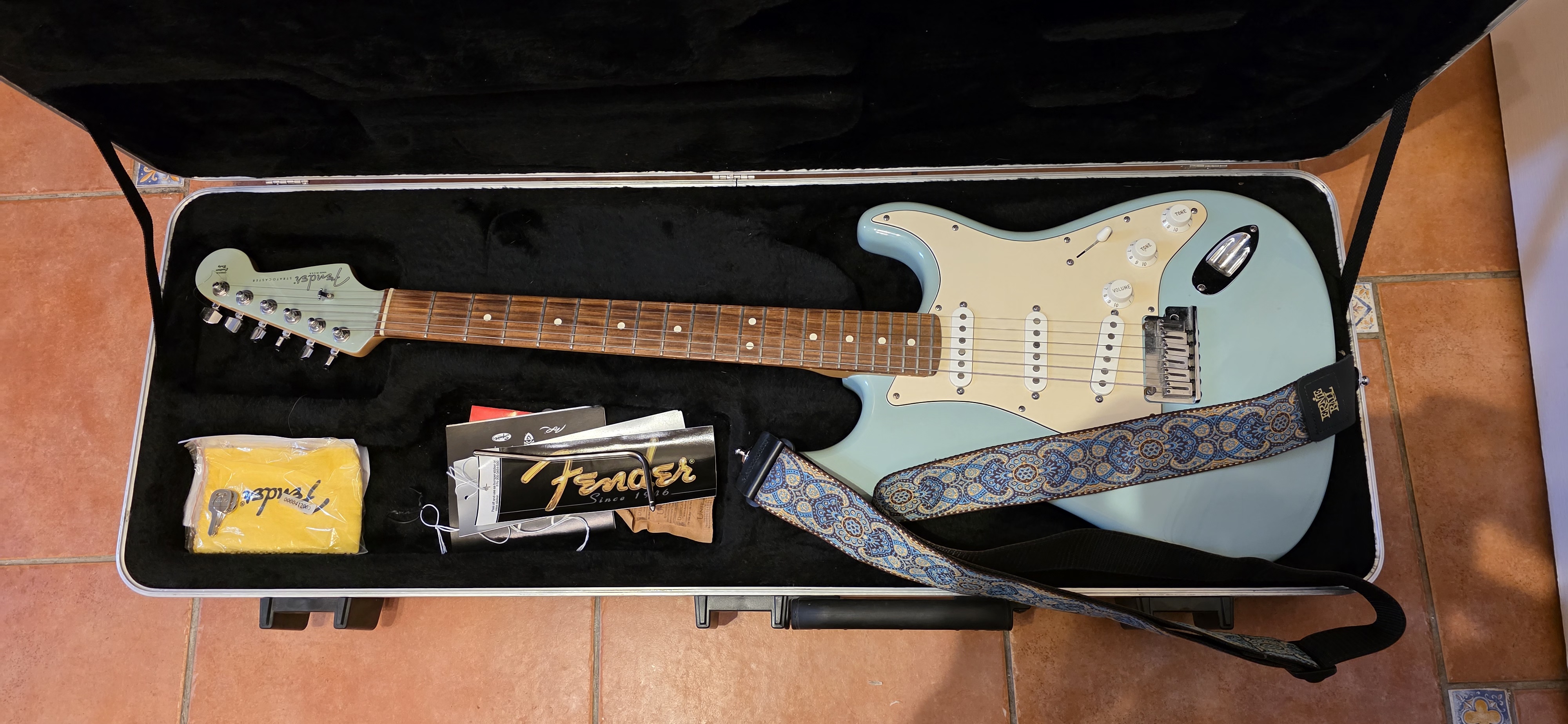 Guitare électrique Fender Stratocaster American FSR Daphne Blue Très bon état -  reconditionné disponible sur Zic Ethic