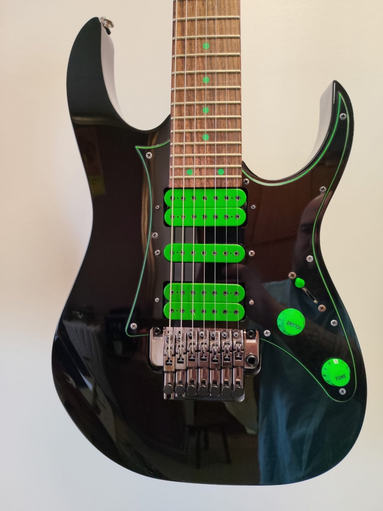 Guitare électrique Ibanez UV70P-BK