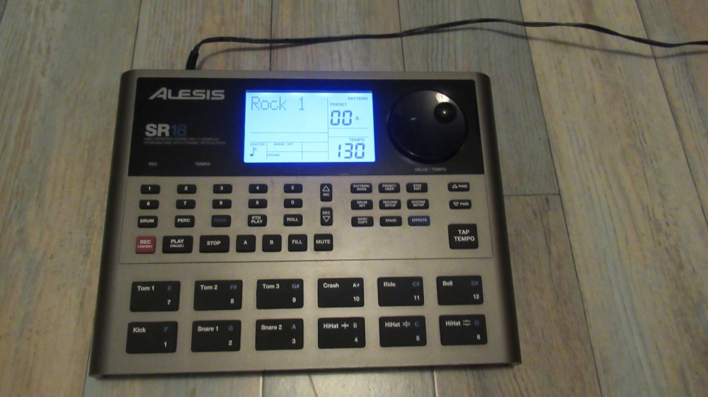 Boite a rythme Alesis SR18