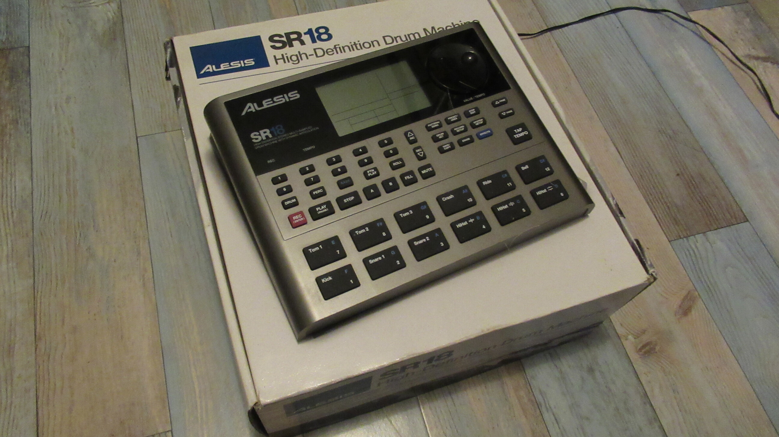 Boite a rythme Alesis SR18 Très bon état -  reconditionné disponible sur Zic Ethic