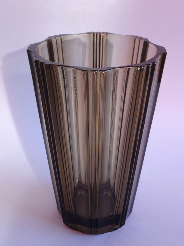 Vase en verre brun