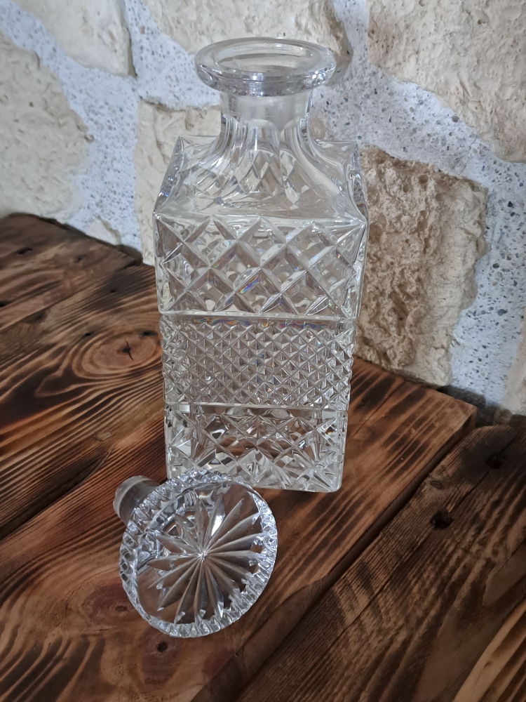 carafe à whisky vintage en verre transparent ciselé époque1970