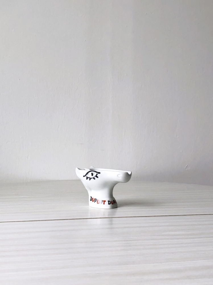 Cendrier publicitaire Dupont, signé Jean Effel porcelaine blanche, objet atypique.