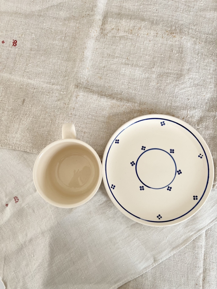 Grande tasse et sous tasse ancienne peinte à la main - Style romantique  porcelaine beige et bleu