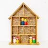 Étagère en bois forme maison motif confettis 