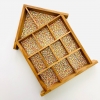 Étagère en bois forme maison motif confettis 