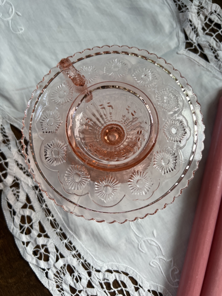 Bougeoir rat de cave ancien en verre moulé pressé couleur rose