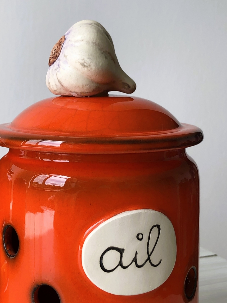 Ensemble de 4 bocaux de cuisine très décoratifs en céramique vernissée rouge : pot à café, ail, farine et cornichon.