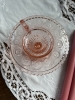 Bougeoir rat de cave ancien en verre moulé pressé couleur rose