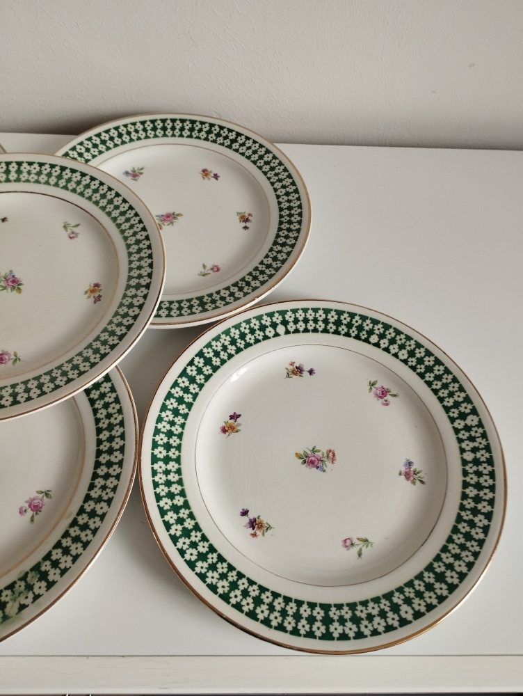 7 assiettes plates Salins en porcelaine opaque vert d'eau, service