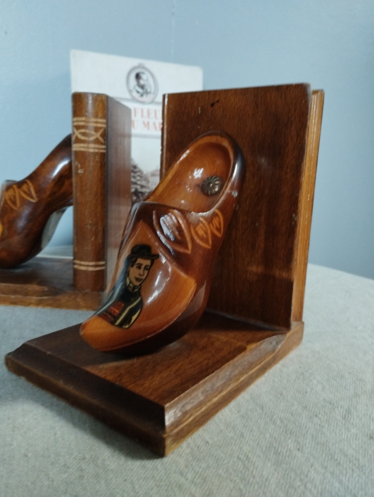 Serre-livres bois, décor sabots, artisanat breton, 1970's