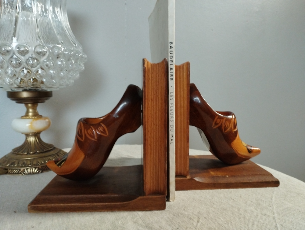 Serre-livres bois, décor sabots, artisanat breton, 1970's