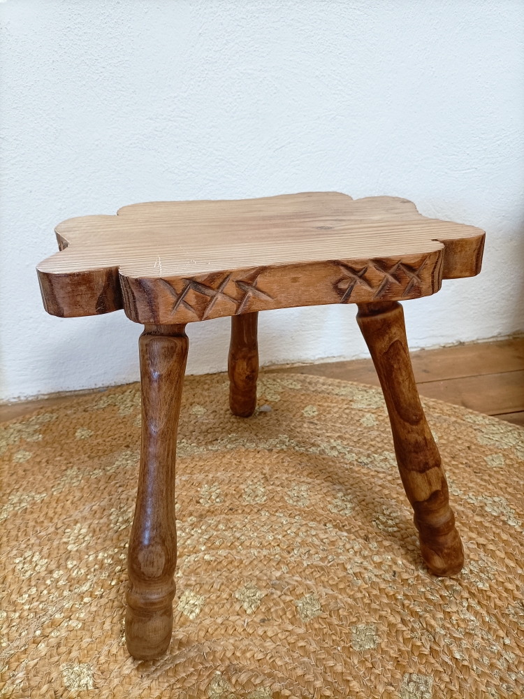 Ancien Tabouret tripode forme originale 