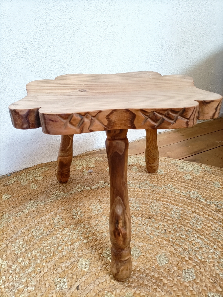 Ancien Tabouret tripode forme originale 