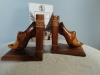 Serre-livres bois, décor sabots, artisanat breton, 1970's
