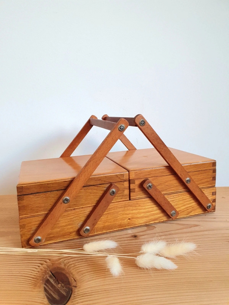 Petite travailleuse de couture en bois 
