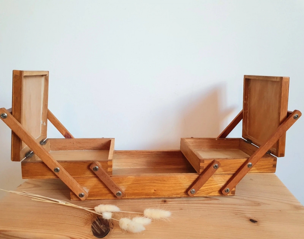 Petite travailleuse de couture en bois 