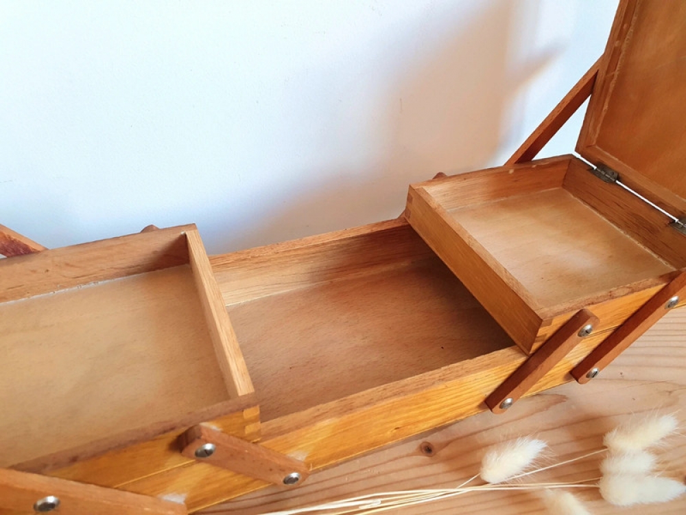 Petite travailleuse de couture en bois 
