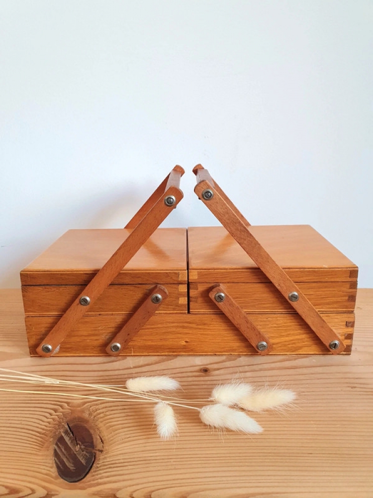 Petite travailleuse de couture en bois 