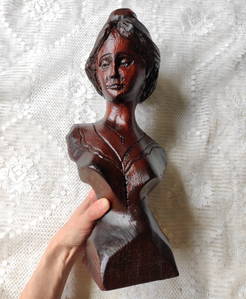 Buste de femme en bois