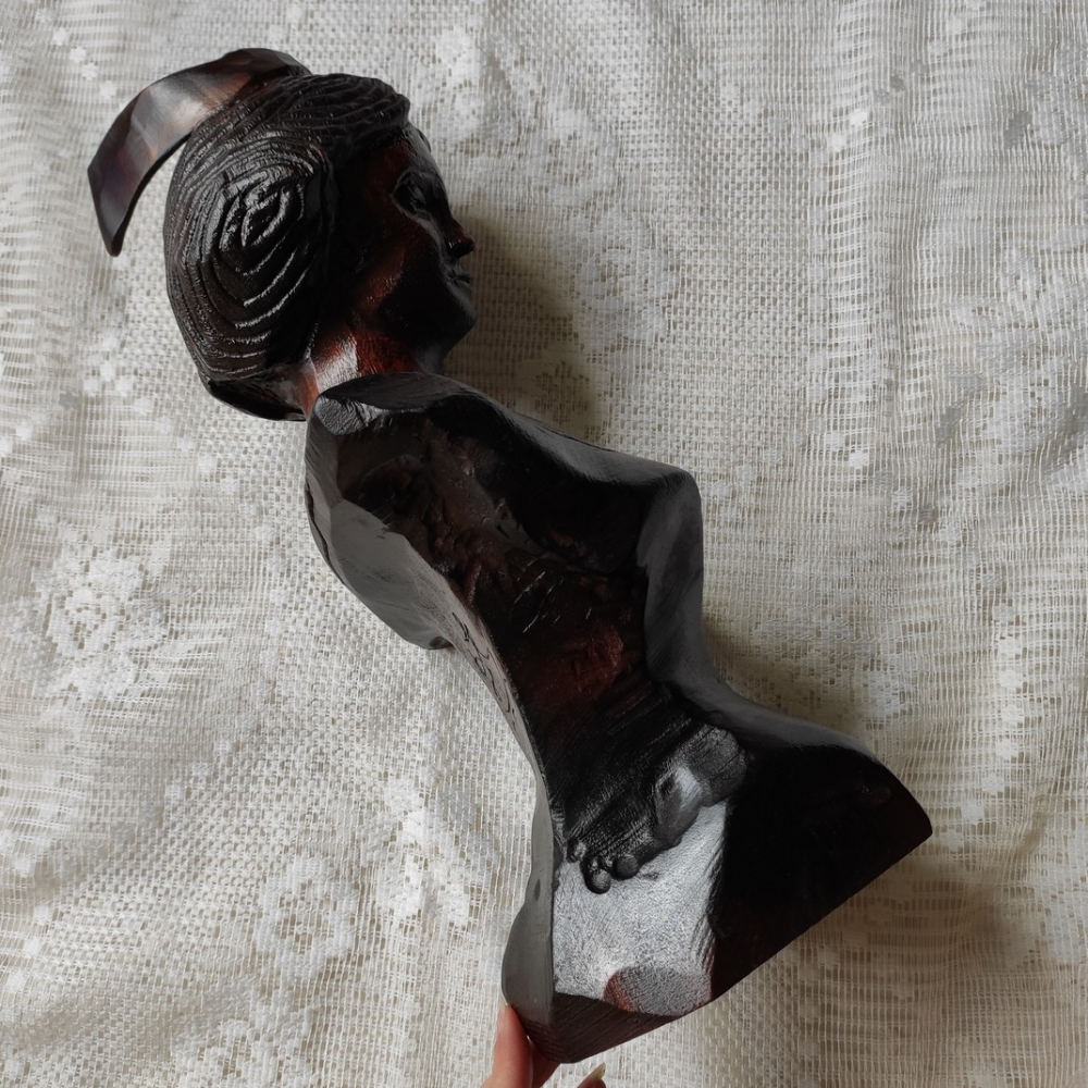 Buste de femme en bois