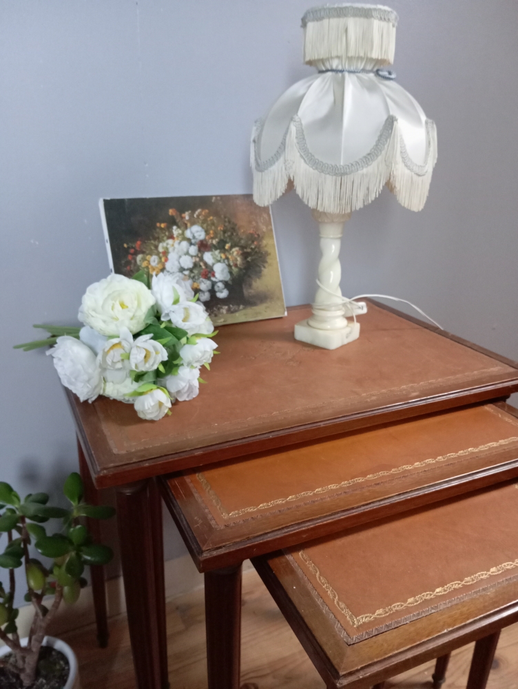 3 Tables gigognes bois dessus cuir, période 1950