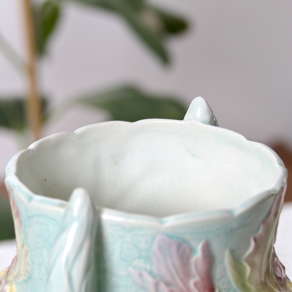 Grand vase XIXe St Clément en barbotine Iris