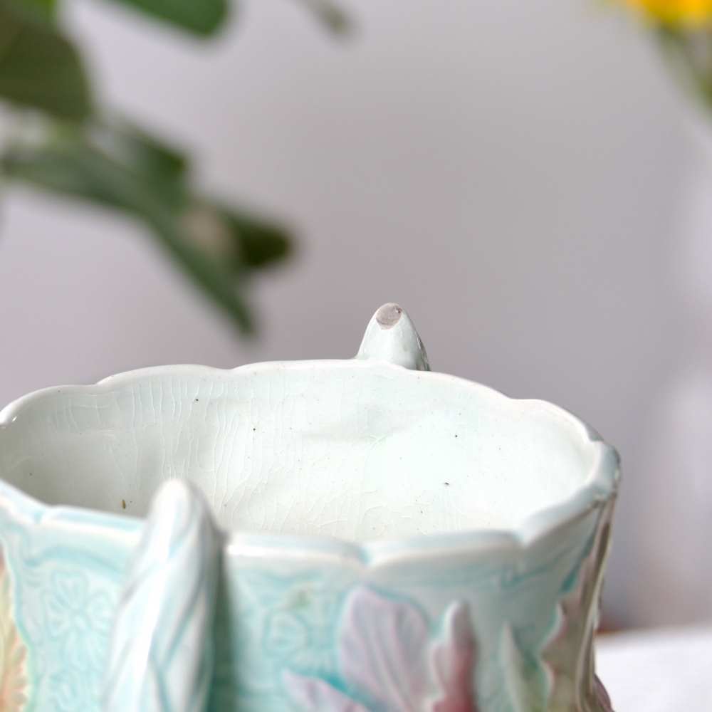 Grand vase XIXe St Clément en barbotine Iris