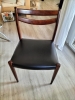 Chaise scandinave en bois et skaï 