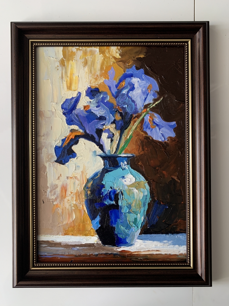 Blue irises in a vase. Fr.