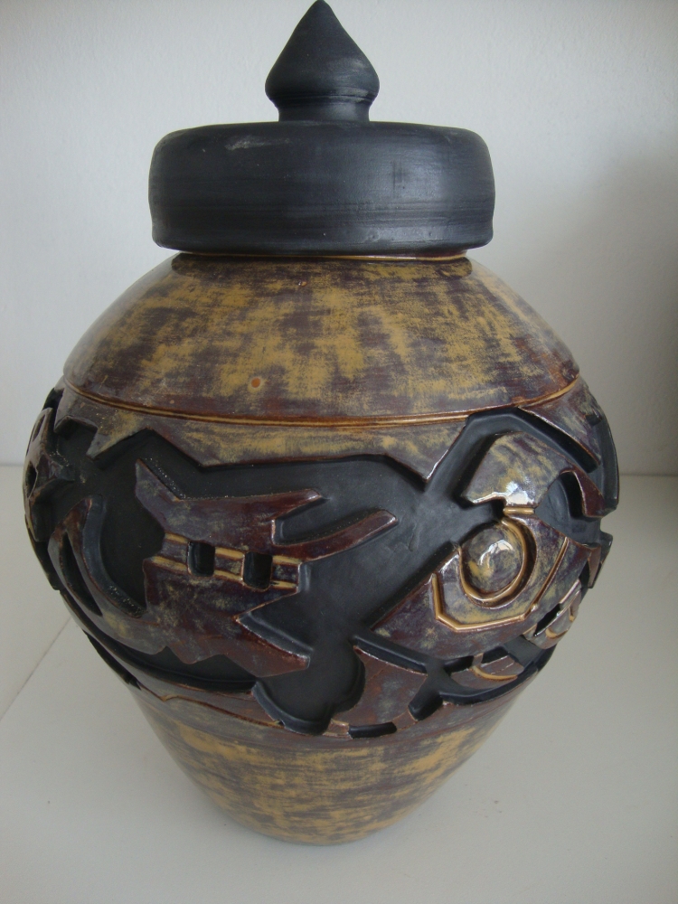 POTTERY WITH BLACK LID