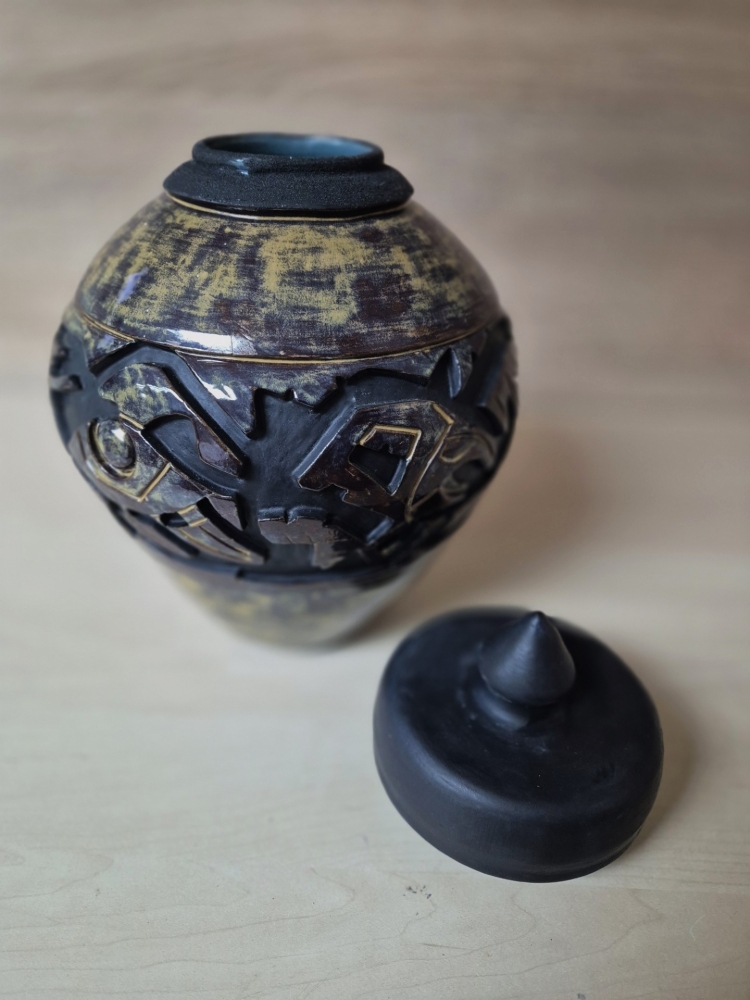 POTTERY WITH BLACK LID