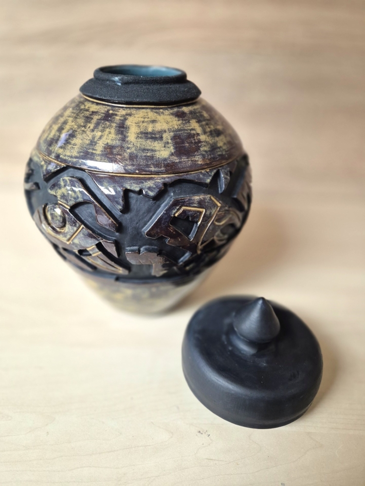 POTTERY WITH BLACK LID