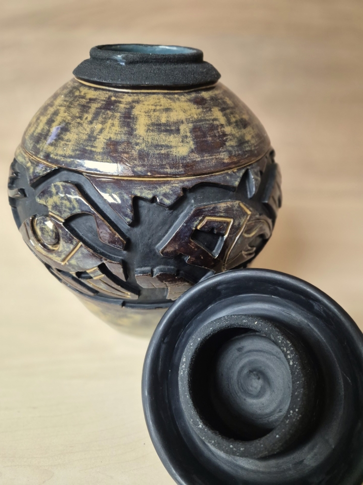 POTTERY WITH BLACK LID