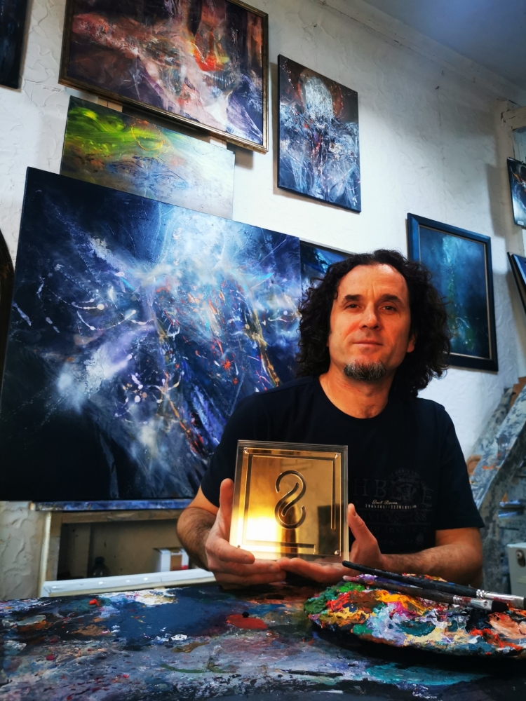 Echoes of an eternal space