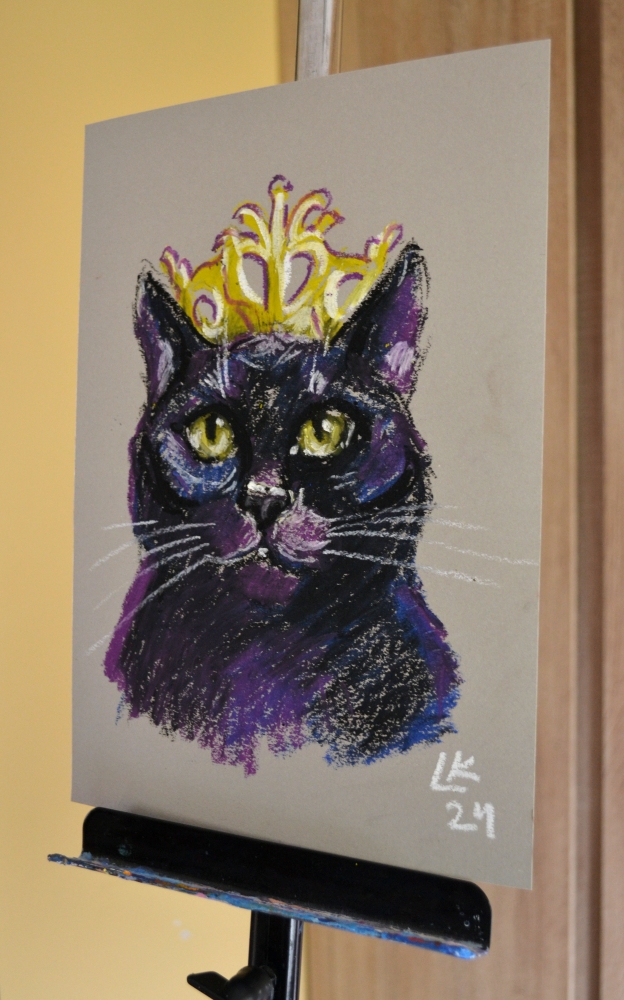 Black cat in crown