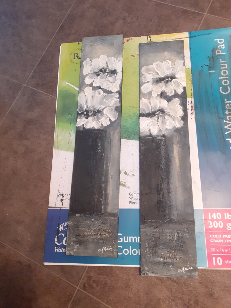 White flowers in black vase (1)