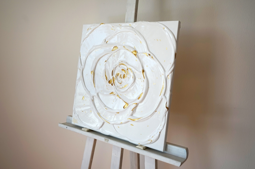 Little White Rose with a Touch of Gold III. (3I25)