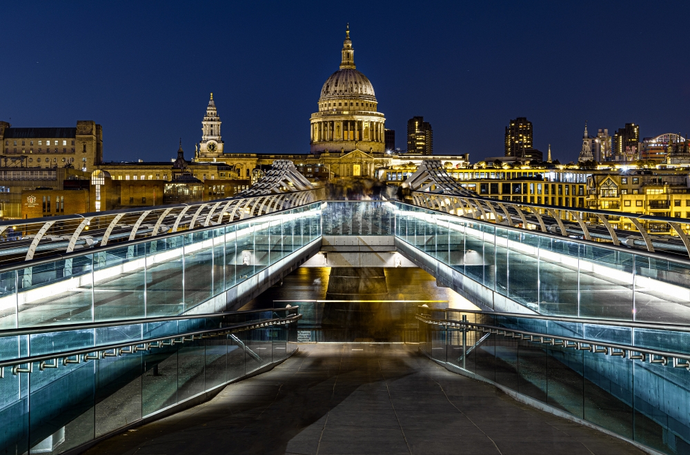 St. Pauls Cathedral with Millenium Bridge 