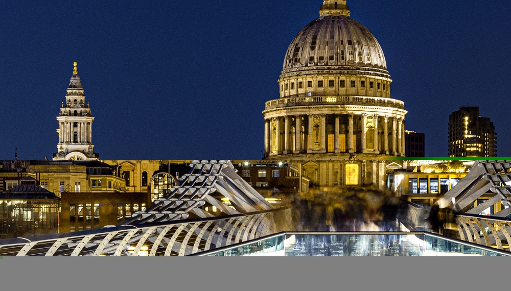 St. Pauls Cathedral with Millenium Bridge 