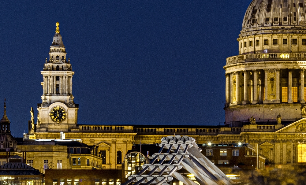 St. Pauls Cathedral with Millenium Bridge 
