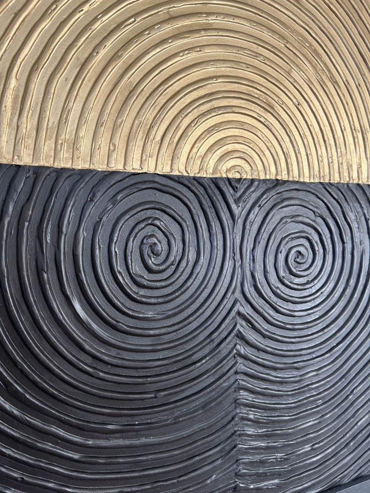 Dialogue of Spirals. Contrast