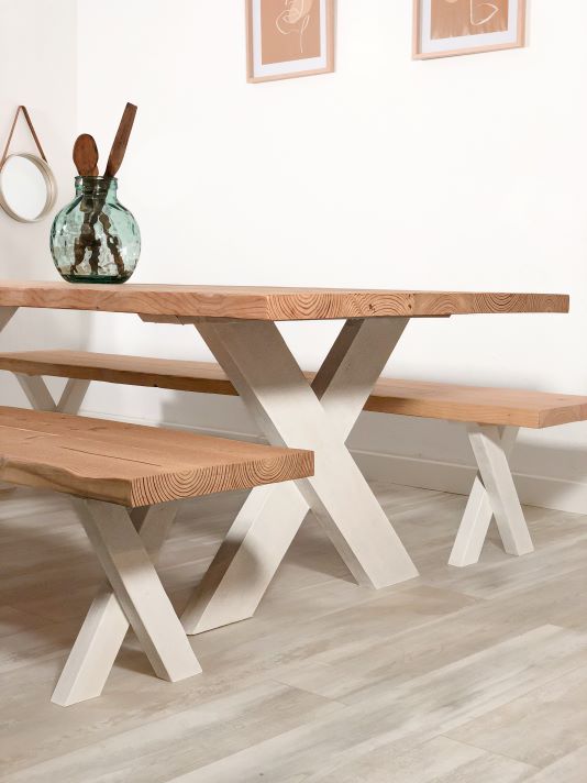 Table à manger Larg. 88cm live edge en bois massif pied croix couleur blanc sur-mesure