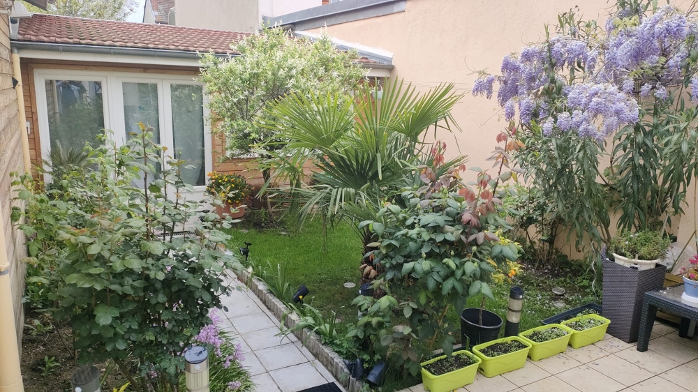 Vichy , une maison dans un jardin pour travailler et se reposer