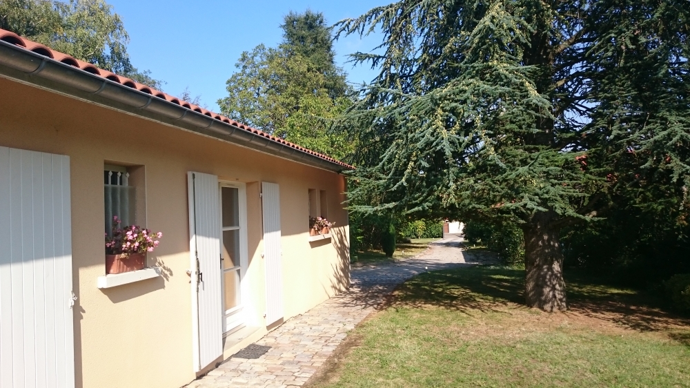 Maisonnette indépendante dans un grand jardin arboré - Saint Genis Laval