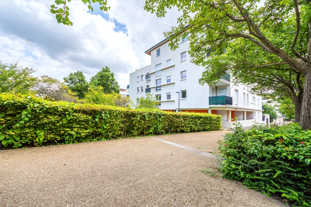 Appartement à Massy Palaiseau pour 1 à 2 personnes, TGV RER B et C à 400m, Parking, Terrasse ensoleillée, à 30 min de Paris