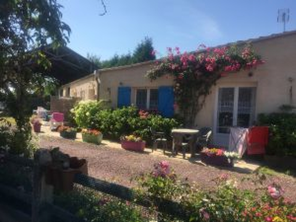 GÎTE FLEURI - PLEIN PEID - CALME - SPACIEUX