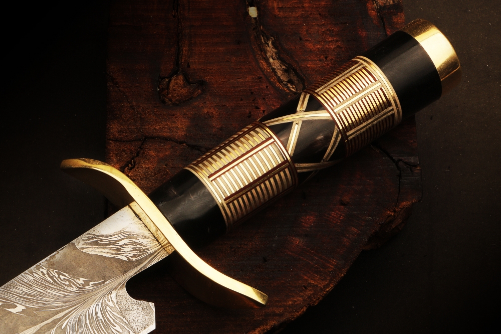 Exquisite Custom Feather-Patterned Damascus Steel Bowie Knife with Buffalo Horn Handle