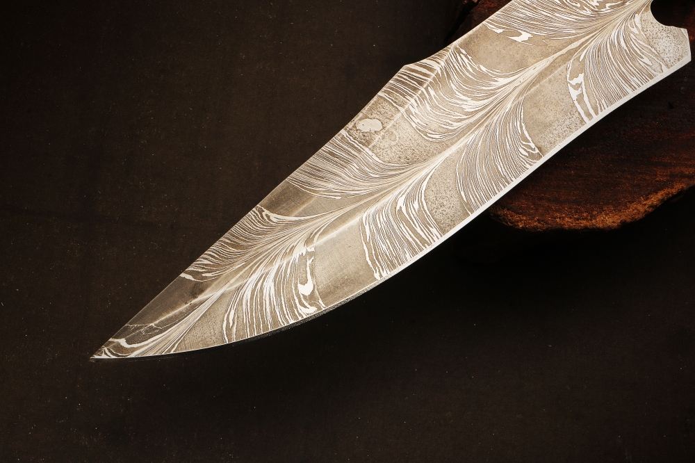 Exquisite Custom Feather-Patterned Damascus Steel Bowie Knife with Buffalo Horn Handle